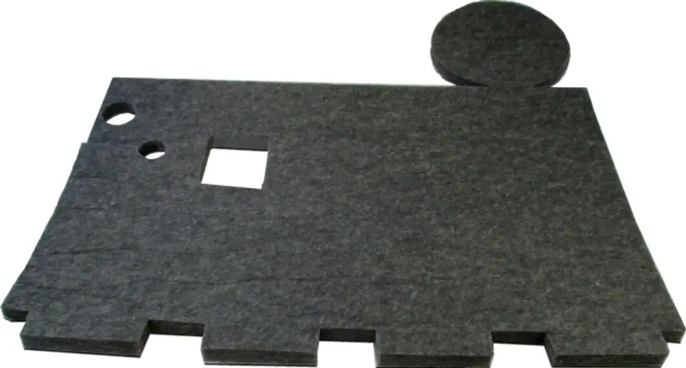 Schwarzes Dämmteil mit verschiedenen Ausschnitten, geeignet für die Verwendung mit Wolf Scroll-Verdichtern. Flache Struktur ohne spezifische Maße.